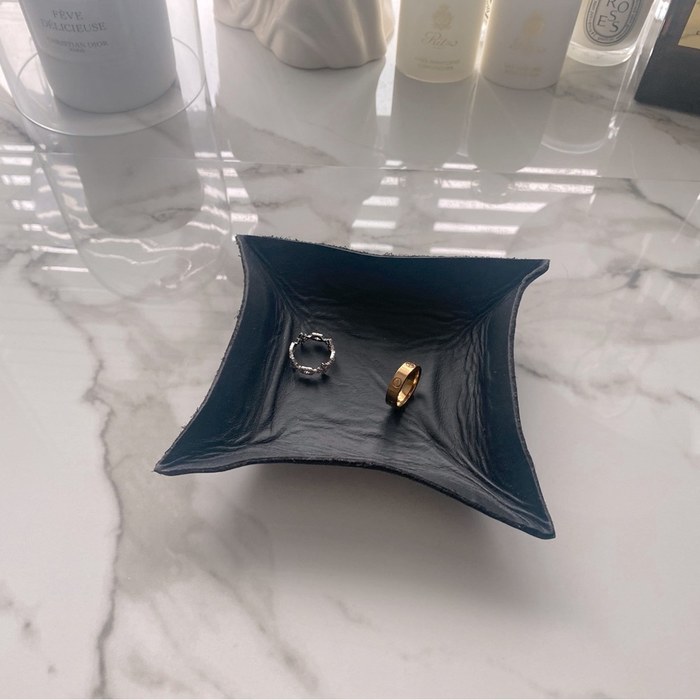 LEATHER VALET TRAY